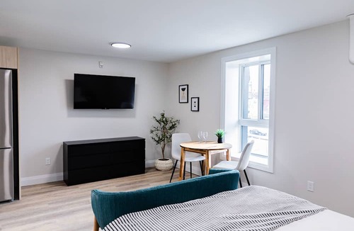 Kitchener Apartment | Trendy 1 queen bed studio Prime DT location
