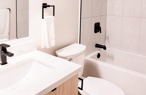 Kitchener Apartment | Trendy 1 queen bed studio Prime Downtown location!