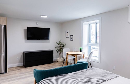Kitchener Apartment | Trendy 1 queen bed studio Prime Downtown location!