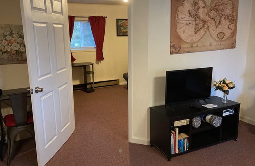 Aberdeen Condo | Cosmopolis. Forest Hill 2 BR Get-Away.