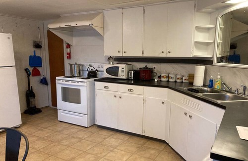 Aberdeen Condo | Cosmopolis. Forest Hill 2 BR Get-Away.