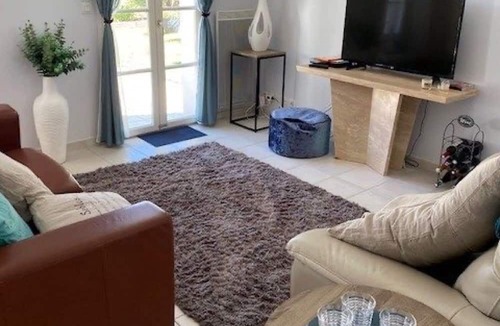 Coex House | Holiday Home 'Maison Vines' with Shared Terrace, Private Garden and Wi-Fi