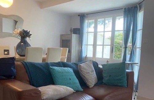 Coex House | Holiday Home 'Maison Vines' with Shared Terrace, Private Garden and Wi-Fi