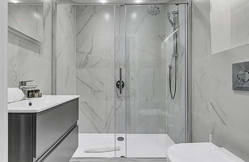 Turnham Green Apartment | Sunny 2-Bed Flat in Chiswick