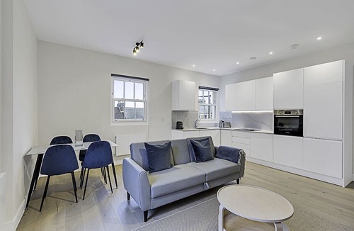 Turnham Green Apartment | Sunny 2-Bed Flat in Chiswick