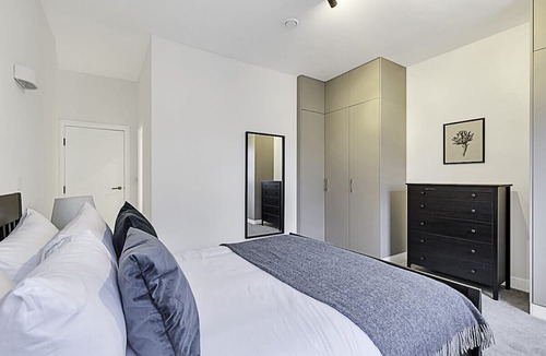 Turnham Green Apartment | Sunny 2-Bed Flat in Chiswick