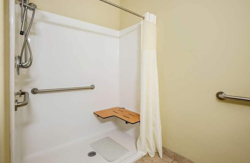 Saint Landry House | 3 Budget-Friendly Accommodations in Knights Inn Bunkie! Pool, Free Breakfast!