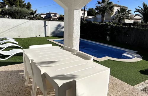 Les Tres Cales Ski Chalet | Agradable Villa con Piscina a 800m de la Playa