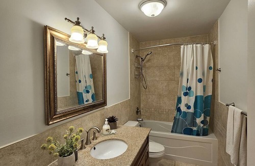 Innisfil House | South Barrie, ravine backing house 3 beds 2 bath, large deck, private backyard
