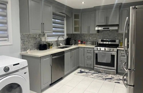Malton House | 4-6 km, from Toronto Pearson Airport .3 Private Bed Rooms+ Hall Sleep 2 to 8 .
