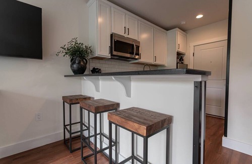 Bellaire Apartment | Walk to Short's Cozy Studio