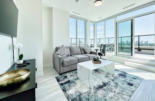 Harwood Condo | Luxury Penthouse 1682sqft Stunning Terrace & Views