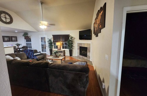 Lowell House | Cozy home with Pool in central NWA
