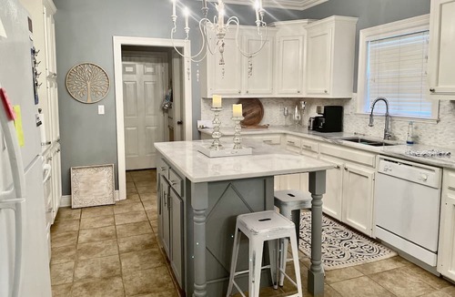 Prairieville Bed & Breakfast | Bed & Breakfast Stay with Brenda Bedroom with Bath in home