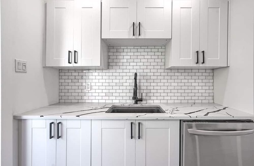 LaSalle Apartment | Luxury 2-Bed Apt for 6: Near Airport & Downtown, Backyard with free Parking