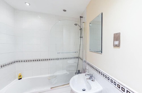 Reading City Centre Apartment | Canal Side Apartment sleeps 4 with Parking