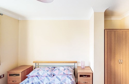 Reading City Centre Apartment | Canal Side Apartment sleeps 4 with Parking