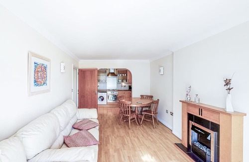 Reading City Centre Apartment | Canal Side Apartment sleeps 4 with Parking