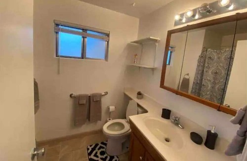 Manteca House | Manteca 4BR Home with Cal King beds