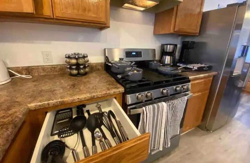 Manteca House | Manteca 4BR Home with Cal King beds