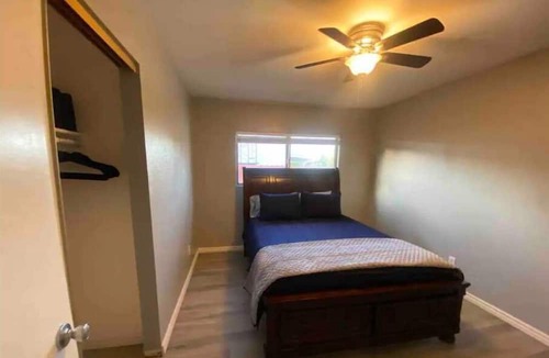 Manteca House | Manteca 4BR Home with Cal King beds