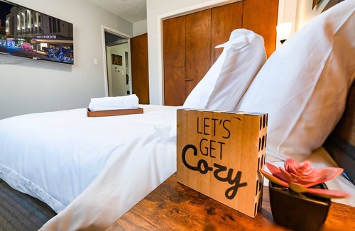 Schertz House | Montage - A Birdy Vacation Rental