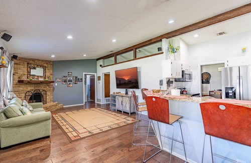 Schertz House | Montage - A Birdy Vacation Rental