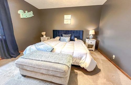 Omaha House | New 3 bd 2 bath Hot tub
