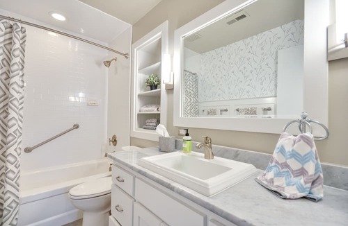 Cedar Hills House | Charming Portland Home: Yard, Deck & Fireplace!