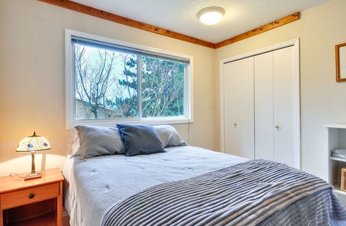 Cedar Hills House | Charming Portland Home: Yard, Deck & Fireplace!