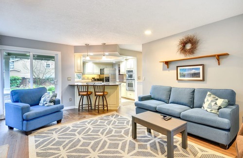 Cedar Hills House | Charming Portland Home: Yard, Deck & Fireplace!