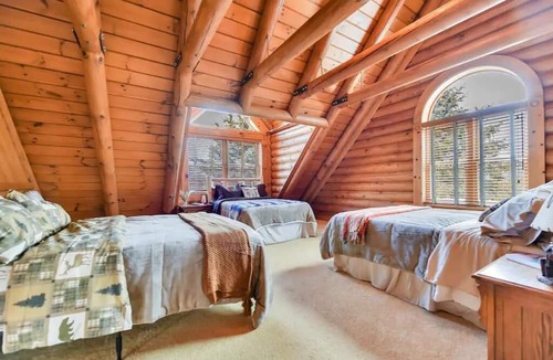 Decker Cabin | The Amazing Wolf Lodge