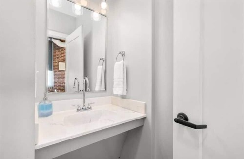 Manchester Apartment | [Pet Friendly] Gatsby's Corner