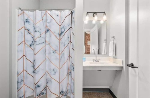 Manchester Apartment | [Pet Friendly] Gatsby's Corner