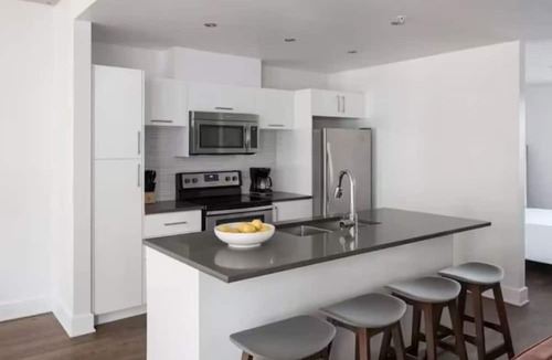 Latin Quarter Apartment | Place-Des-Arts 1-Bedroom Condo