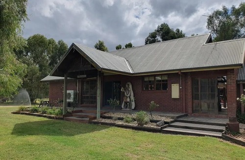 Cobram East House | Colonial cottage in Cobram
