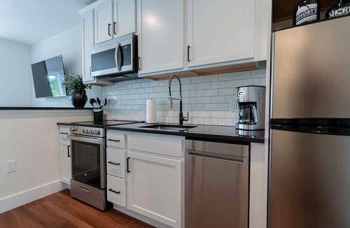Bellaire Apartment | Modern Studio in Bellaire