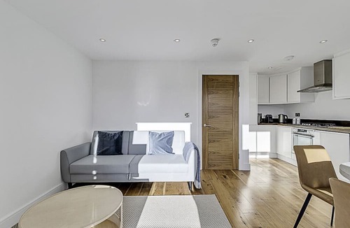 Turnham Green Apartment | Chic Chiswick Apartment