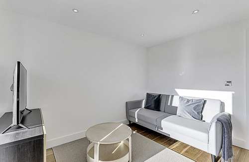 Turnham Green Apartment | Chic Chiswick Apartment