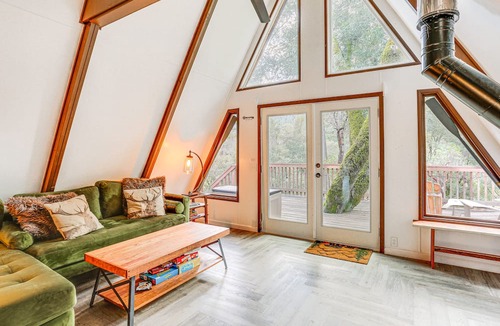 Trinity Village Cabin | Secluded Village Gem w/ Deck, Trinity River Access