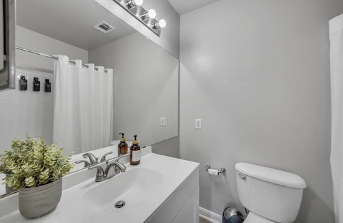 Pleasant Valley Apartment | Cozy suite~8 min to DT~big pool~2bed 2bath