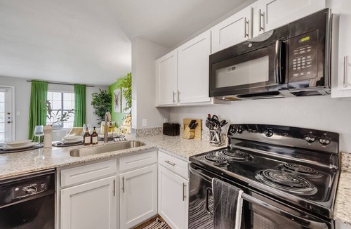 Pleasant Valley Apartment | Cozy suite~8 min to DT~big pool~2bed 2bath