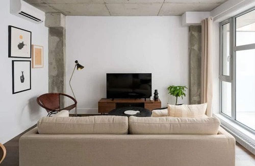 Chinatown Apartment | Place-Des-Arts 1-Bedroom Condo