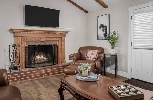 Dardenne Prairie Hostel | Blair's Cedar Hill Ranch - Sleeps 12 - Hot Tub