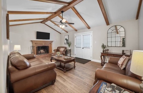 Dardenne Prairie Hostel | Blair's Cedar Hill Ranch - Sleeps 12 - Hot Tub