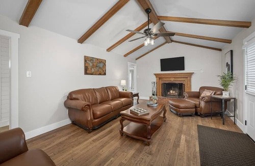 Dardenne Prairie Hostel | Blair's Cedar Hill Ranch - Sleeps 12 - Hot Tub