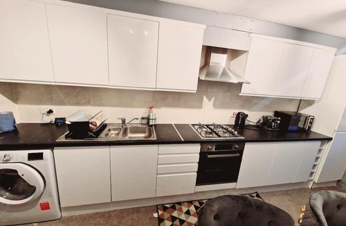 Sutton Central Apartment | Relaxing Spacious Brunswick Rooms in Sutton