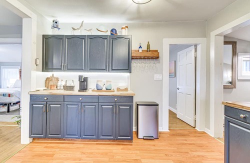 Wolcott Cottage | Cozy East Bay Cottage - Walk to Chimney Bluffs!