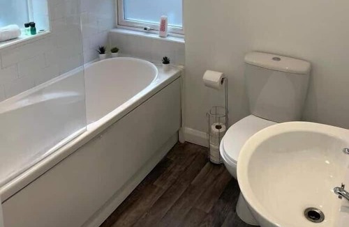 Pontypool Apartment | Oak Terrace by Tŷ SA