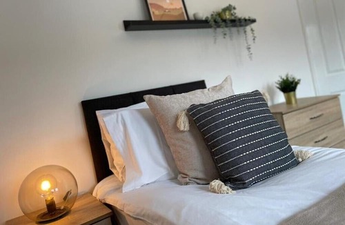 Pontypool Apartment | Oak Terrace by Tŷ SA